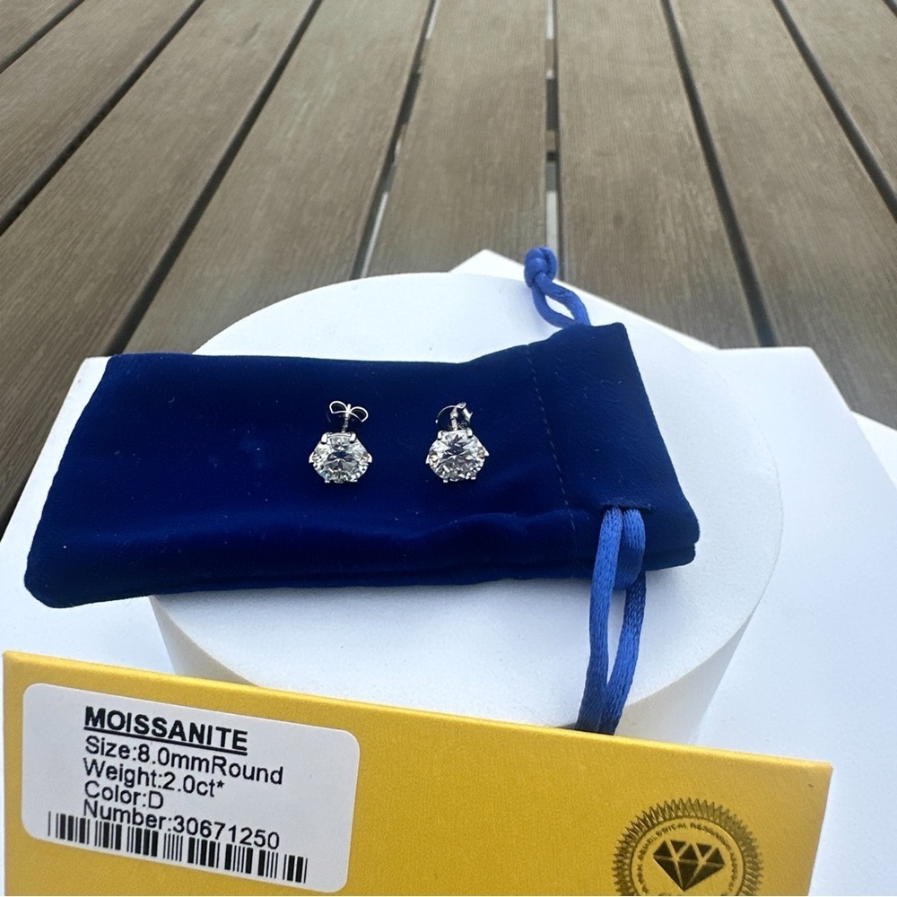 Moissanite Round Earrings 2CT with Blue Pouch - Picture 4 of 10